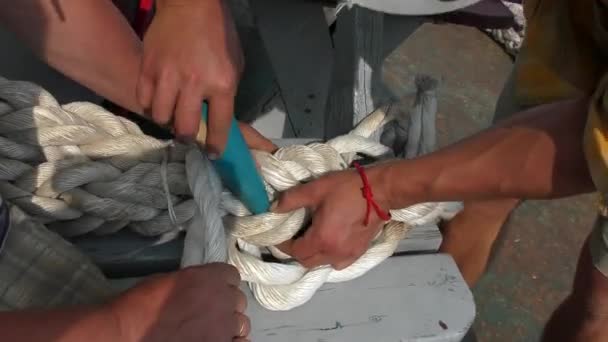 Manual rigging: sailors make a loop at the end of the rope. — Stock Video