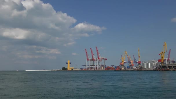 Landscape of port on the background of a cloudy sky. — Stock Video