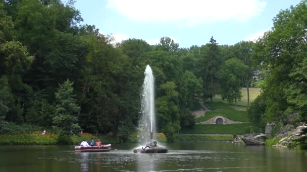 Sofiyivka 公園: 噴水「蛇」ワイド ショット. — ストック動画