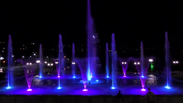 Attraction for tourists: Dancing fountains. — Stock Video