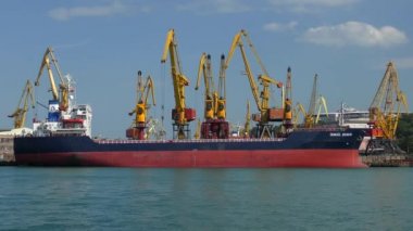 İskelede limanda gemisi, bağlantı noktası vinçler ile dolu.