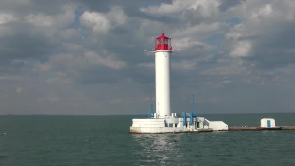 Odessa, Ukrayna'nın limanda deniz feneri. — Stok video