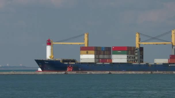 En stor container fartyg lämnar hamn. — Stockvideo