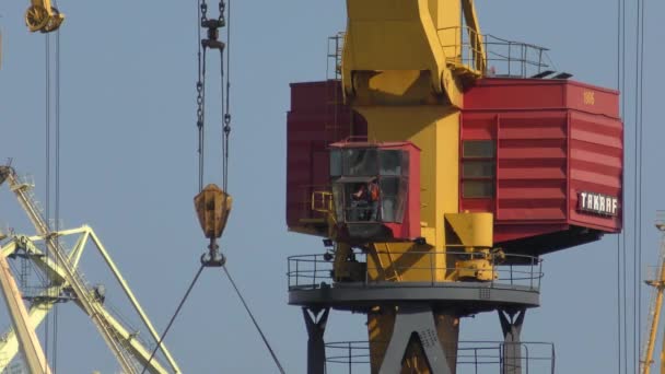 El trabajo de la grúa portuaria en la carga del buque . — Vídeo de stock