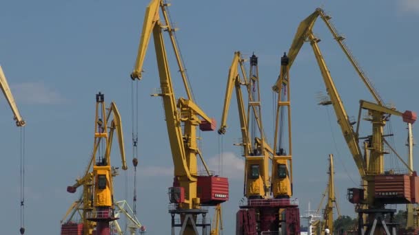 Die Arbeit der Hafenkräne beim Beladen des Schiffes. — Stockvideo