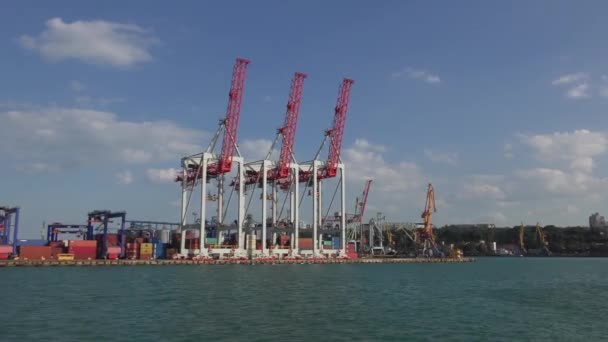 De camera beweegt langs de ligplaats van de container van de haven. — Stockvideo