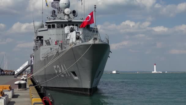 Türkisches Militärschiff am Pier im Hafen von Odessa. — Stockvideo