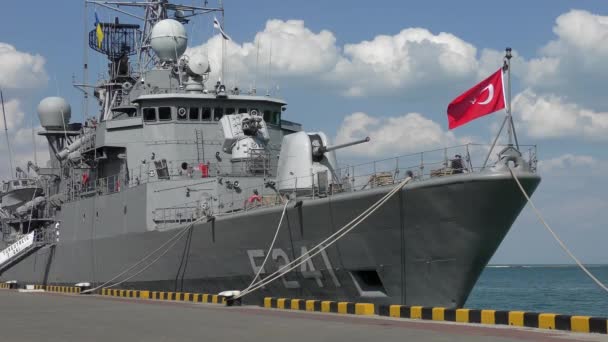 Turkse militaire schip op de pier in de haven van Odessa. — Stockvideo