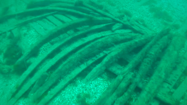 Podvodní archeologie: rámy z dřevěného plachetního plavidla. — Stock video