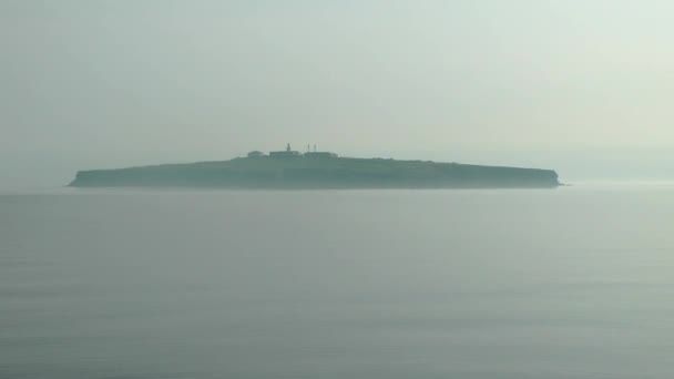 Un'isola nel mare avvolta nella nebbia. — Video Stock