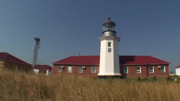 Faro (Isla de la Serpiente, Mar Negro, Ucrania), tiro ancho . — Vídeo de stock