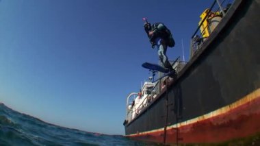 Dalgıç gemiden suya atlar.