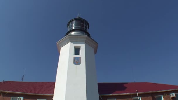 Lighthouse (Zmeiniy Island, Svarta havet, Ukraina), medium shot. — Stockvideo