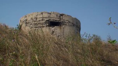 Deniz kıyısındaki eski beton sığınak..