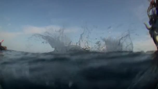 Dykare hoppar in i vattnet från skeppet. — Stockvideo