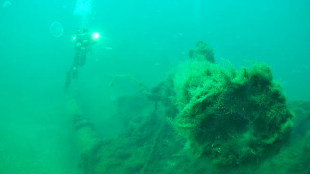 沉船：水下视频操作员调查一艘沉没的战舰. — 图库视频影像