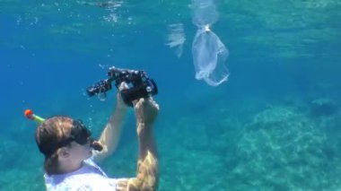 Denizdeki plastik: Bir sualtı kameramanı Kirpi Balığı 'nın plastik torbaya sıkışarak öldüğünü söylüyor..