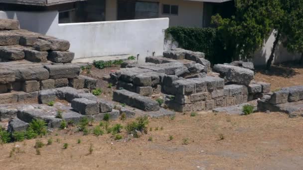 Restos de edifícios antigos entre a cidade grega moderna. Rhodes, Grécia. — Vídeo de Stock