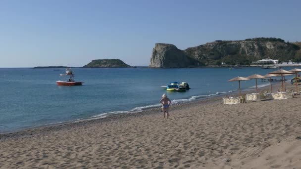 Řecko moře pobřeží krajina, pláž v časných ranních hodinách. Rhodes, Stegna. — Stock video