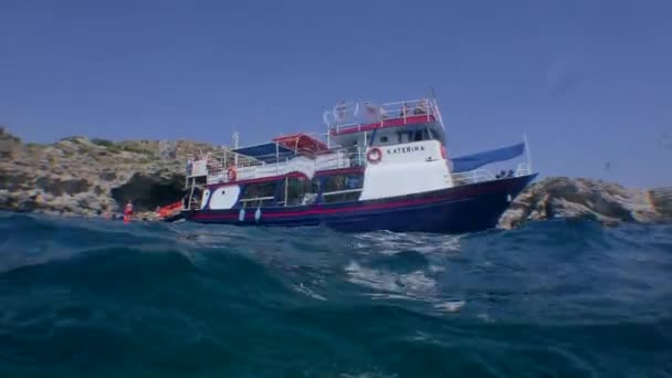 Diving boat: camera slowly lowers showing its underwater part. — Stock Video