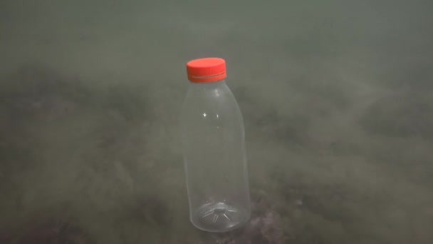 Okyanusun plastik kirliliği: PVC şişesi yavaşça dibe batar. — Stok video