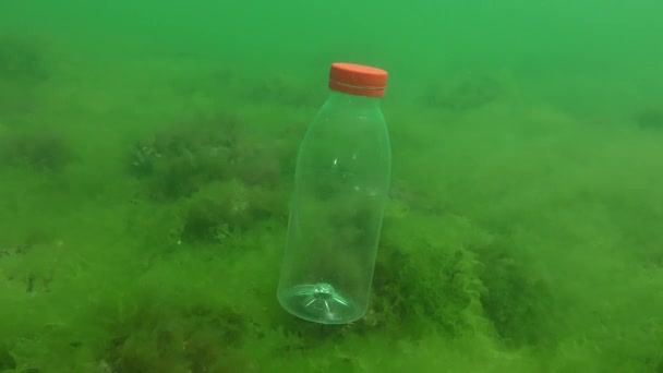 Contaminación plástica del mar: la botella de PVC se hunde lentamente hasta el fondo. — Vídeos de Stock