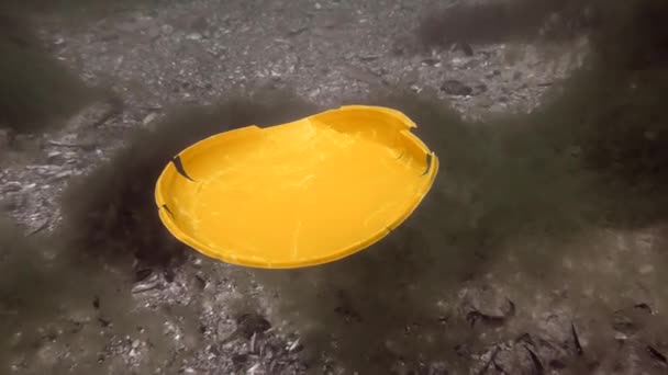 Plastic vervuiling van de zee: een plastic wegwerpschaaltje zinkt langzaam naar de zeebodem. — Stockvideo