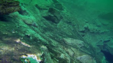 Kayalık bir yamaçta su altı çökmesi, geniş açı..