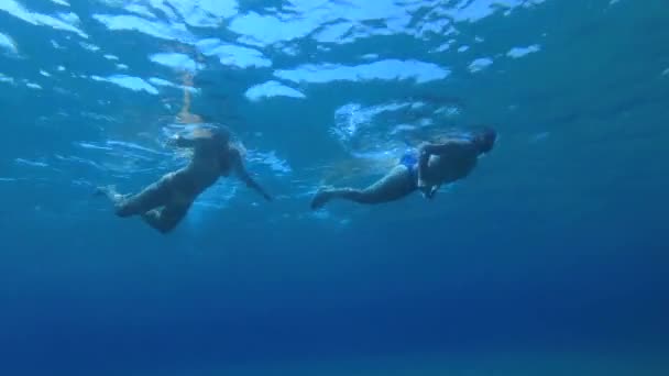 Młody mężczyzna i kobieta pływać nad morzem piaszczysta płytka woda, widok na dno. — Wideo stockowe