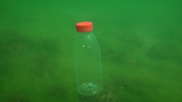 Inquinamento di plastica del mare: la bottiglia del PVC affonda lentamente al fondo. — Video Stock