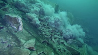 Kayalık yamaçta su altı arızası, geniş açı..