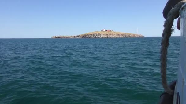 Pomalý přístup na ostrov mezi otevřeným mořem. — Stock video