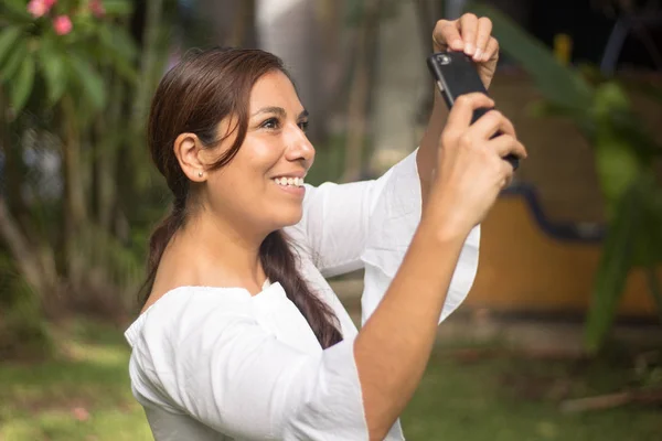 Mujer latina madura tomndose una selfie con su celular