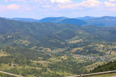 Sonsuz yeşil tepeler ve ormanlarla kaplı dağlar doğanın ihtişamını gösteren inanılmaz bir manzara yaratır. Aralarındaki vadide, küçük, rahat bir köy, huzurlu ve sakin görünüyor..