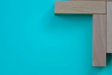 Fotoğrafın sağ üst köşesinde 