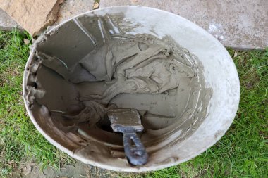 Taze çimento harcı kullanıma hazır. Kirli kovadaki bir mala inşaat ya da onarım işi önerir. İnşaat, onarım, el işçiliği ve bitirmeyle ilgili çizimler için mükemmel..
