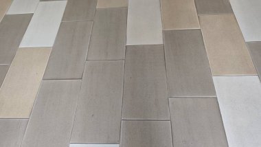 Beyaz ve gri renkli bir döşeme