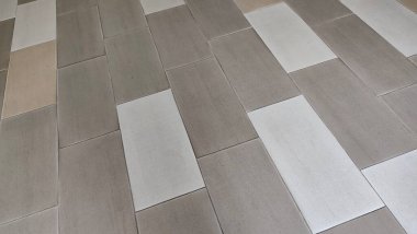 Beyaz ve gri desenli bir döşeme.