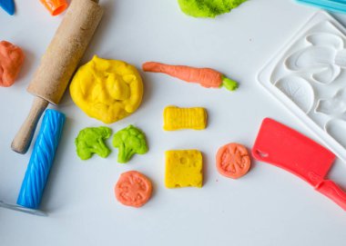 Renkli kil ile çocuğun el. Çocuk oyun ve oyun hamuru vagetables oluşturma. Modelleme kil kalıplama kız. Kil ev