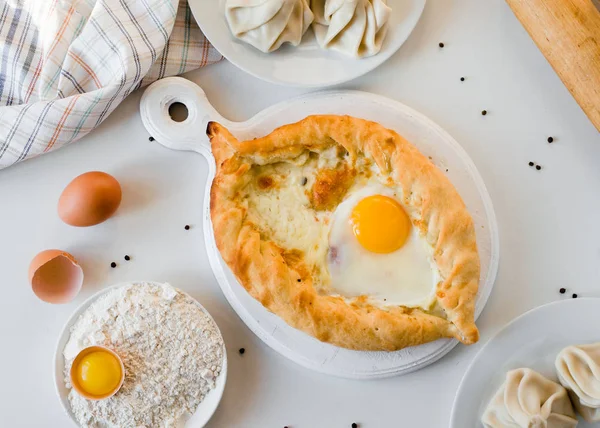 Adjarian Khachapuri. Mozzarella ve yumurtalı açık turta. Kafkas mutfağı. Fırın ürünü