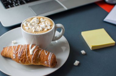Çalışma masası, dizüstü bilgisayar, kahve ve kruvasan ile kompozisyon yaratıcı düz yatıyordu