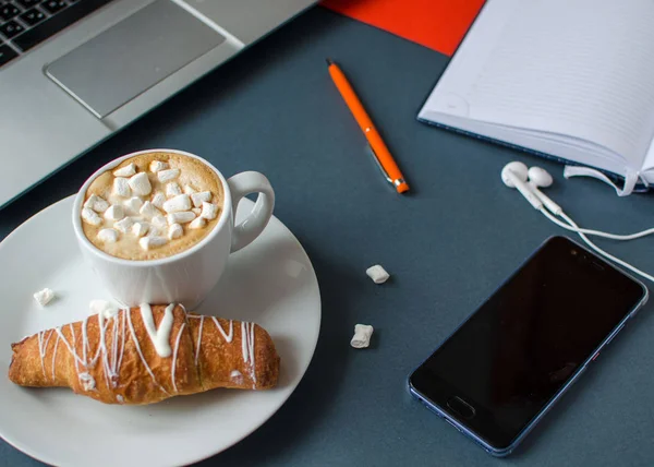 Çalışma masası, dizüstü bilgisayar, kahve ve kruvasan ile kompozisyon yaratıcı düz yatıyordu