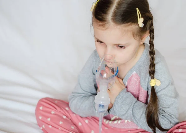 Niña Linda Está Usando Inhalador Medicina Para Niños Pequeños — Foto de Stock