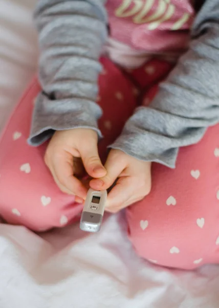 Gadis Kecil Memegang Termometer Tangan Demam Dingin Konsep Lem Obat — Stok Foto