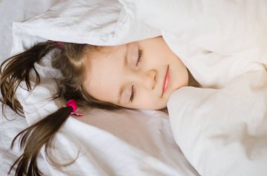 Kız çocuk sabah uyku. Yakın çekim