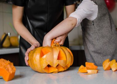 Cadılar bayramı için balkabaklarını balkabaklarına oydum. Helloween konsepti