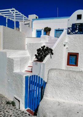 Santorini adasındaki geleneksel beyaz mimari ve yel değirmenleriyle Oia 'nın güzel manzarası. Yunanistan. Tatil kavramı