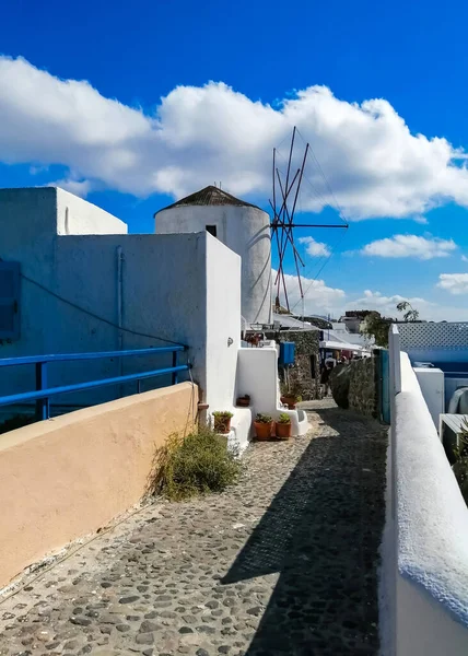 サントリーニ島の伝統的な白い建築と風車とOiaの絵の村の美しい景色 ギリシャだ休暇の概念 — ストック写真