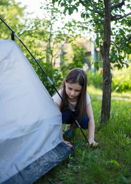 macera, kamp, çocuk, çocukluk, çocuklar, şirin, aile, tarla, orman, eğlence, kız, mutlu, çocuk, çocuklar, eğlence, yaşam tarzı, küçük, doğa, açık hava, park, insanlar, piknik, eğlence, dinlenme, yaz, çadır, seyahat, tatil, genç
