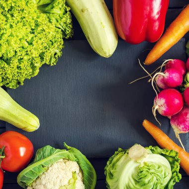 Taze sebze. Kabak, biber, havuç, lahana, karnabahar, turp, marul, domates sağlıklı beslenme kopya kavramı uzay doğal organik ürünler